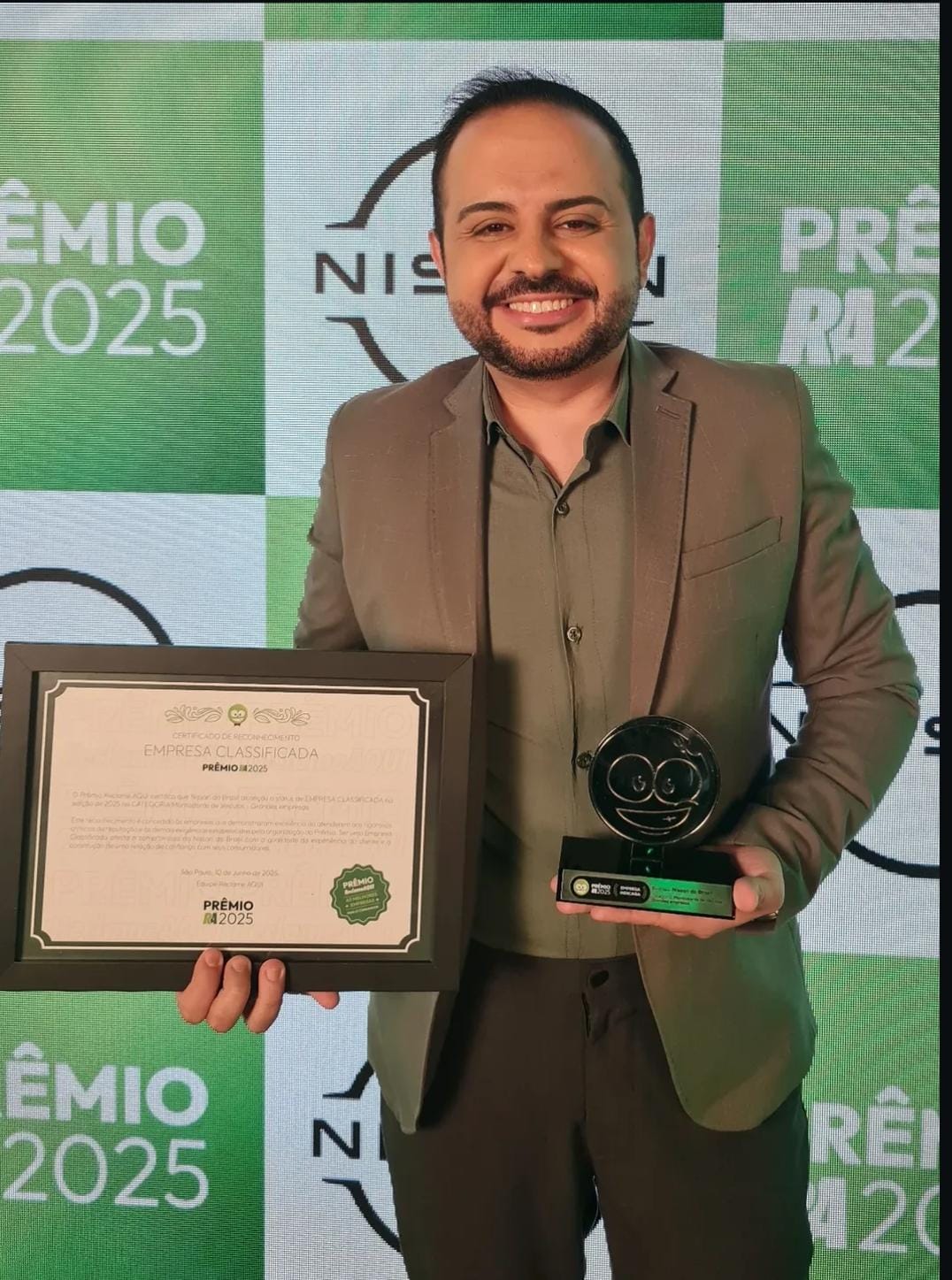 Henrique Sidney com o certificado e o troféu do Prêmio Reclame AQUI 2025